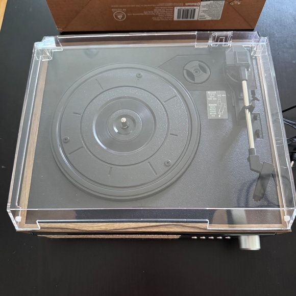 Victrola 3-1 record player EUC - Picture 2 of 8